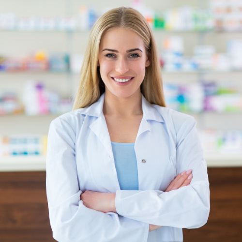Farmacêutica responsável técnica usando o sistema SNGPC Controla Farma